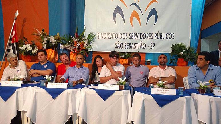 Candidatos a prefeito durante debate no Sindserv