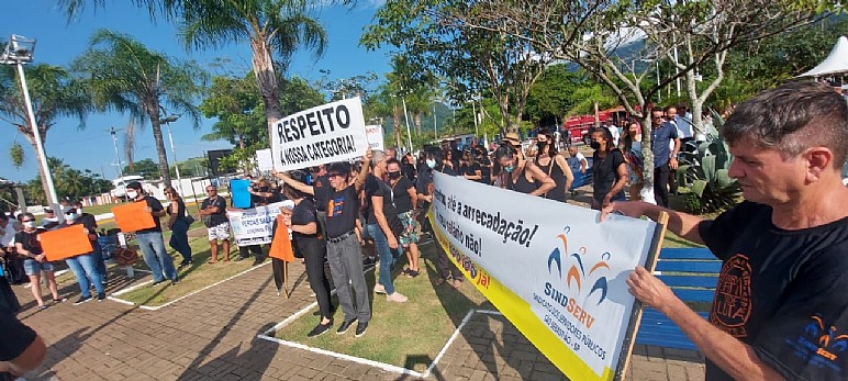 Ato público na Rua da Praia, durante hasteamento da bandeira