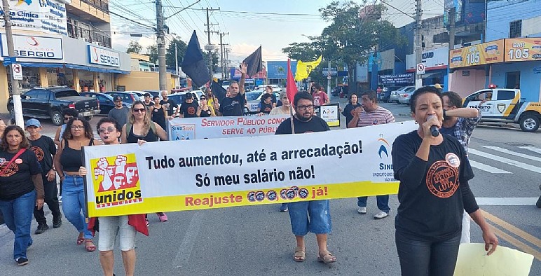 Servidores de São Sebastião durante a paralisação desta terça-feira (23/5)